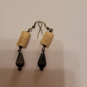 Örhängen  - Örhängen i romantisk stil med hängen 