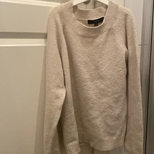 Vero Moda stickad tröja - Beige stickad tröja. Säljer på grund av Förstorare, men den är lite knottrig vilket nog går att få bort.