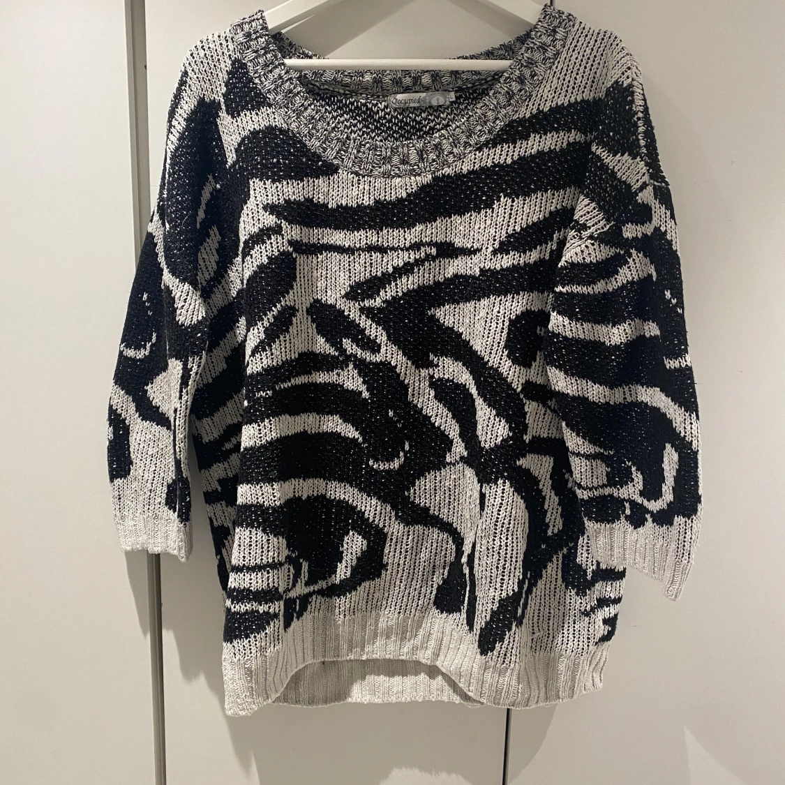 Zebramöstrad stickad tröja - 90