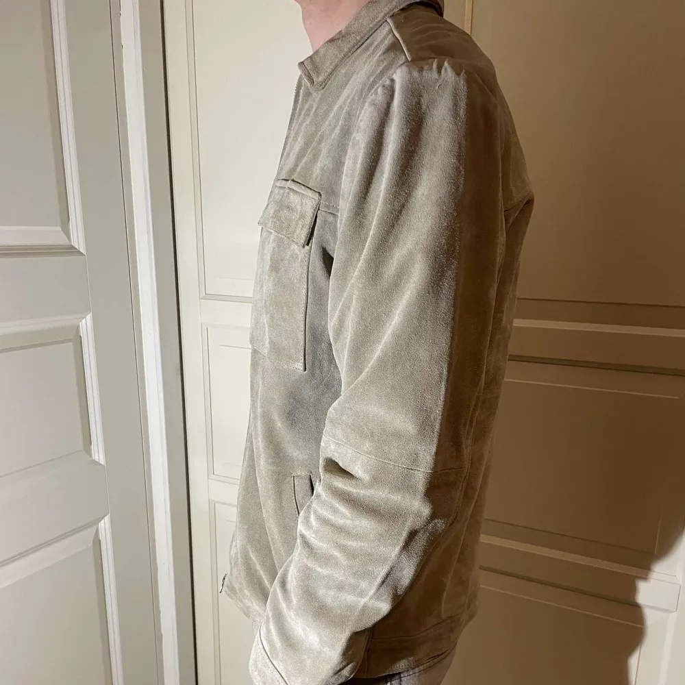Säljer min Rick Suede jacka som jag aldrig använt. Den är i storlek L . Takit.