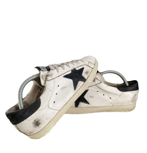 Golden goose - Säljer ett par feta golden goose. Lite repiga här och där men inga hål eller andra defekter!  Tyvärr inget og som medföljer Tvär fet färg!  Hör av er vid minsta fråga!