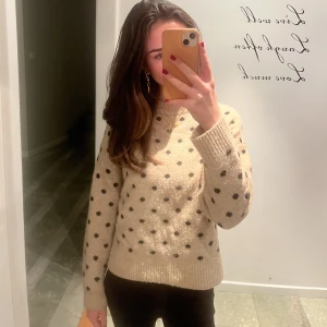 Stickad tröja - Säljer min super fina stickade tröja💞den är beige med svarta prickar💋