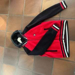 J Lindeberg cardigan  - En helt oanvänd J Lindeberg cardigan inga fel eller nånting, COND 10/10  Perfekt till både vintern och våren  Den är XL men passar mig som är L  Nypris är cirka 2499kr