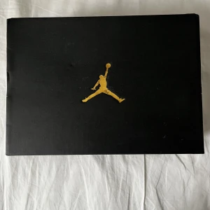 Jordan 1 mid navy blue - Storlek 39. Gott skick, knappast använda. Anledningen för försäljning: köpte fel storlek. Pris kan diskuteras. Ny pris runt 1500