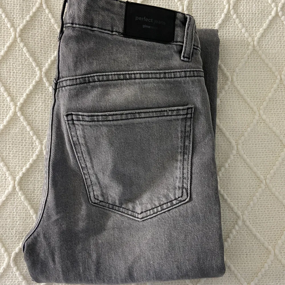 Snygga grå jeans, använt 2 gånger.. Jeans & Byxor.