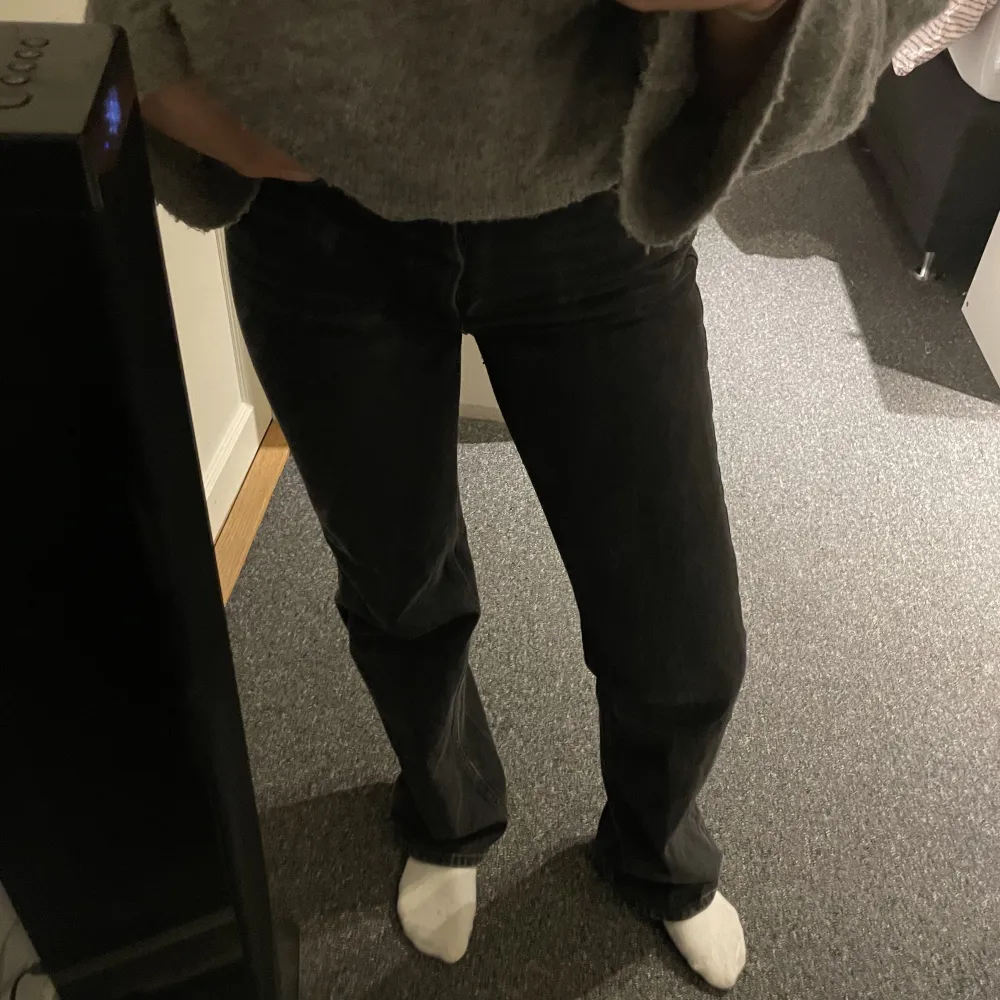 Fina svarta jeans, stl 32 men skulle säga att de är stora i storleken💕. Jeans & Byxor.