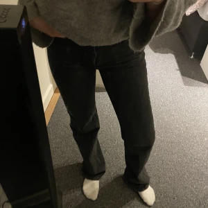 Svarta jeans  - Fina svarta jeans, stl 32 men skulle säga att de är stora i storleken💕