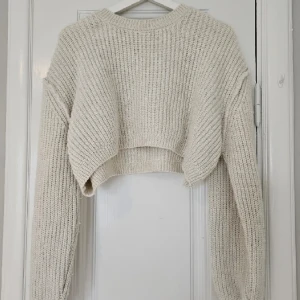 Stickad tröja - Stickad tröja från chiquelle i mycket bra skick, använd ca 3 gånger💗 nypris runt 400 kr, one size men sitter ungefär som S