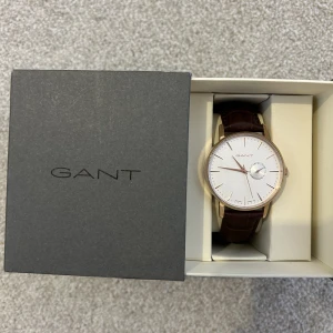 Gant klocka - Stilren klocka från gant i modellen gant park hill III med brunt läderband. Aldrig använd. NyPris 1700kr