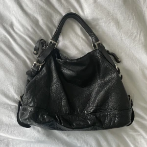 Väska - Så snygg och praktisk väska👌🏼👌🏼 Funkar så bra som en skolväska, får plats med dator, böcker etc. 