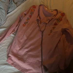 Blus - Jättefin blus, den är ljus rosa med en liten urringning. Passar tyvärr inte mig.
