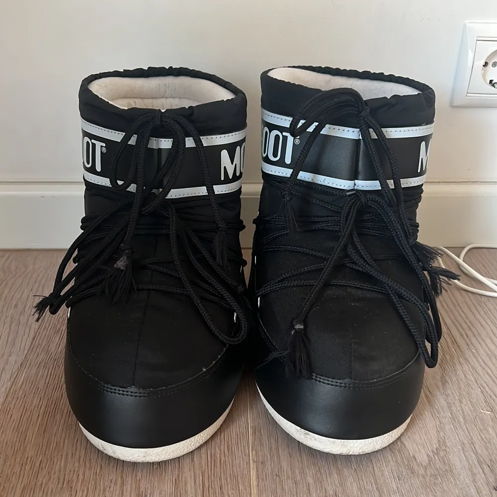 Moonboots i gott skick. Endast använd fåtal gånger. Säljer för att de inte passar. Tar Swish. Köparen står för frakten. Skor.