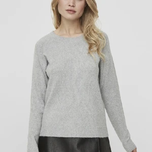 Stickad tröja  - Säljer den här skitmysiga tröjan från Vera Moda jättefin och perfekt nu till vinter. Lite nopprig men annars inga defekter❤️❤️