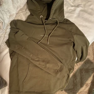 Hoodie Les deux - Olivfärgad hoodie från les deux. Strl M men passar mer som s. Knappt använd