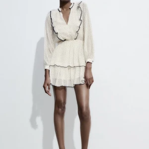 Ny Prickig klänning från Zara - Supersöt prickig klänning från Zara, helt ny med prislapp kvar. Storlek medium men mer som en S