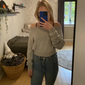 Långarmad tröja - Grå fin stickad off shoulder tröja🩶 jätteskön i materialet!!