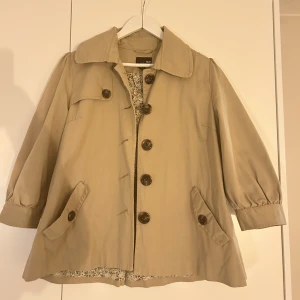 Beige jacka - Säljer min superfina höst/vår jacka från H&M med trekvartsärmar. Storlek 38, men passar 36-40🩷