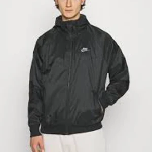 Nike windbreaker - Nypris låg på in  ungefär 700+ kr jackan har inga skador och kommer inte till användning. Pris kan diskuteras. 