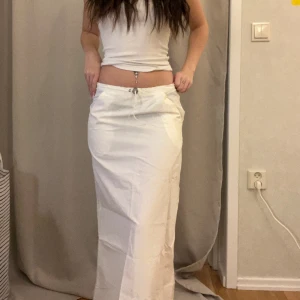 Långkjol - Kjol i slags prassligt material vet inte hur man ska förklara🙃 aldrig använt❣️