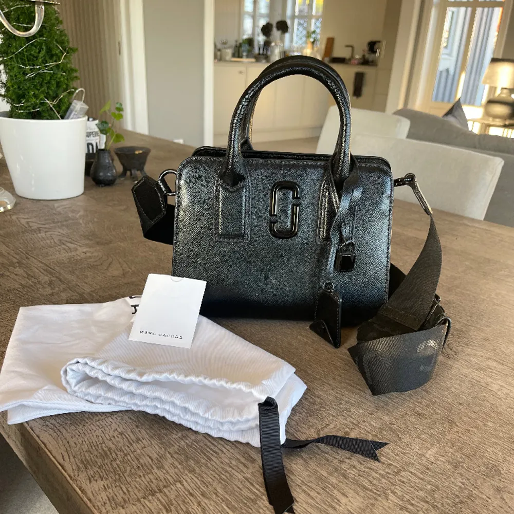 Säljer min Marc Jacobs big shot väska i färgen svart. Väskan är knappt använd och har inga fläckar eller skador. Nypris 5099. Fler bilder kan skickas vid önskan. Väskan ligger ute på flera sidor.. Accessoarer.