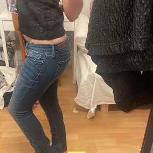 säljer nu mina jeans ja köpte här på Plick, fint skick och inte sönder. Low Waist Bootcut från Levis( lånade bilder) kan även tänka mig gå ner i pris vid snabb affär🥰