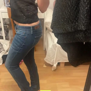 Low Waits Bootcut jeans  - säljer nu mina jeans ja köpte här på Plick, fint skick och inte sönder. Low Waist Bootcut från Levis( lånade bilder) kan även tänka mig gå ner i pris vid snabb affär🥰