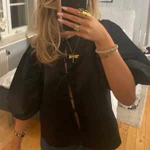 Fest topp - Säljer min superfina Festtopp/blus från Kappahl  då den tyvärr aldrig använts. Nypris 700kr ☺️