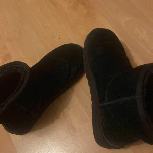 Uggs - Sparsamt använda uggs. Använda knappt en halvt vinter. Skulle tro att dom är köpta på ”din sko”. Storlek 41. Dom är varma och tjockt fodrade.