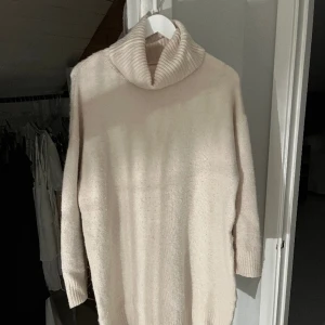 stickad klänning mango - klänning från mango perfekt nu till höst och vinter!! knappt använd så i fint skick