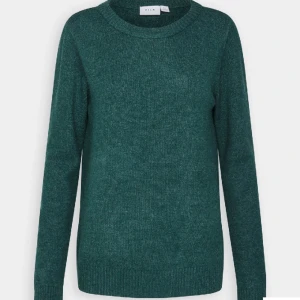 Stickad tröja  - Säljer denna super fina tröjan ifrån VILA då den aldrig kommer till användning, endast använd en gång så den är som ny. Nypris 340kr