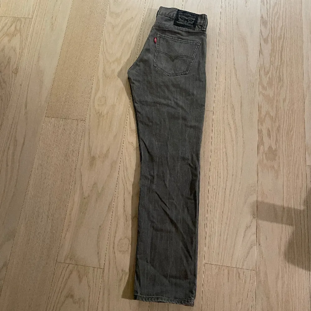 Levis jeans i strlk 32, skriv för fler bilder eller info. Pris går att diskutera vid en snabb affär.. Jeans & Byxor.