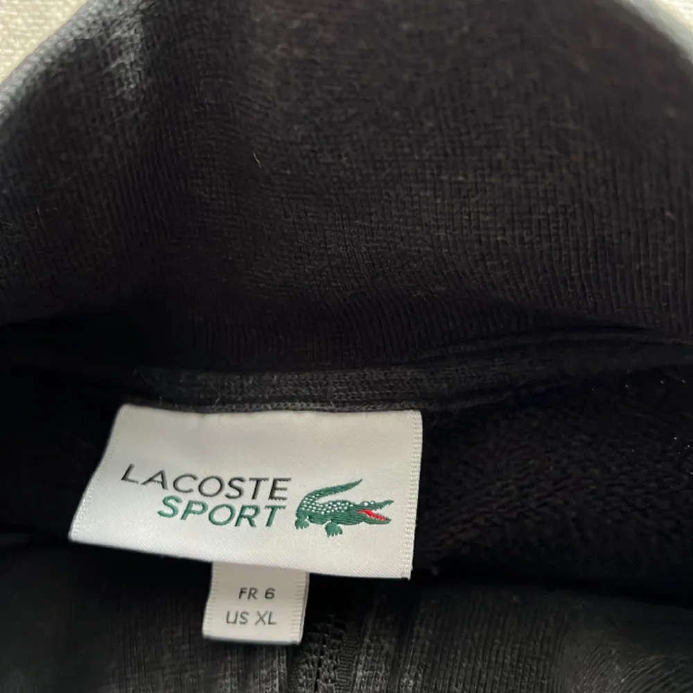 Lacoste herr zip kofta i storlek XL säljes. Ordinarie pris 1200kr. Tröjor & Koftor.