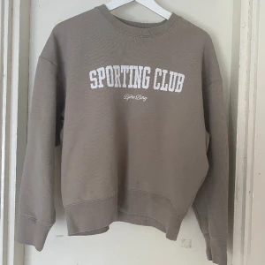 Björn Borg Sweatshirt - Beige sweatshirt från BjörnBorg i stl S köpt i somras. Använd fåtal gånger och är i fint skick. Nypris 699kr 