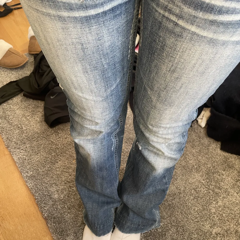 Jätte snygga low waisted fornarnia jeans💗 Är tyvärr lite försmå för mig vid låren så kan ej ha dem💗midjemått: 73cm innerbenslängd: 80cm. Jeans & Byxor.