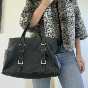 Handväska - Rymlig handväska med okänt märke! Min mammas gamla som inte kommer till användning längre ❤️Pris är diskuterbart