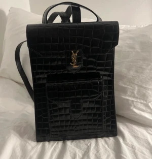 Yves Saint Laurent ryggsäck i krokodil - Fin ryggsäck. Aldrig använd. Väldigt speciell vintage item.