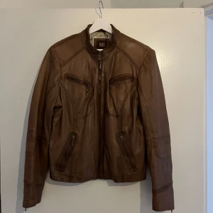 Skinnjacka  - Vintage Dam skinnjacka, väldigt snygg.  Säljer pga att den är för liten för mig Pris kan diskuteras😁