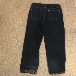 Ett par mörk blå  baggy jeans ja har  köpt på hm, as snygga med vita sömmar 