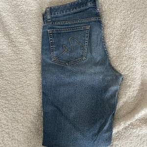 Ett par vintage lågmidjade Cue jeans köpta second hand. Har väldigt många par jeans jag gillar mer än dem, annars hade jag behållit dem. Midja 43 och innerbenslängd 78