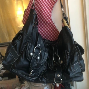 vintage lindex väska!! - y2k!! vintage lindex!! skit gullig och rymlig!! defekter: fakeläder som far av - därmed lägre pris!