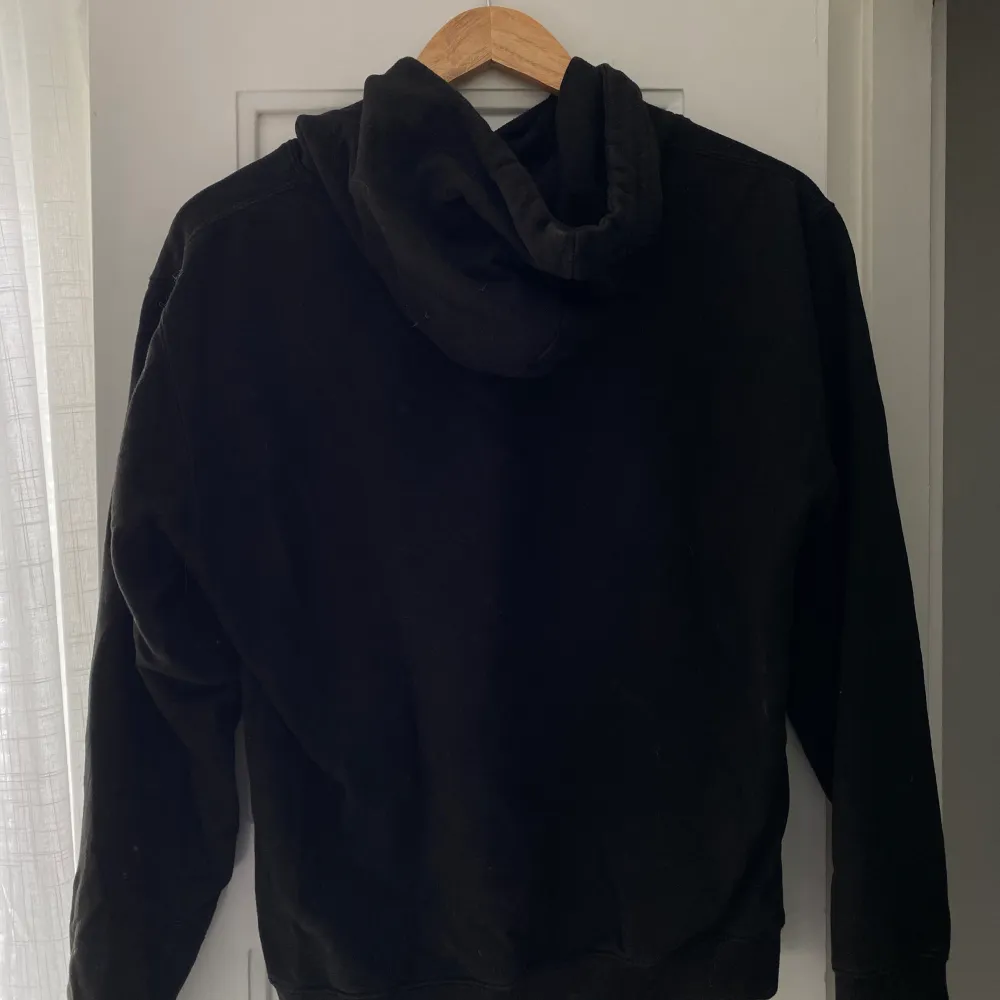 Säljer min Harry styles hoodie då den inte passar längre! Den är i ett superfint skick, nyköpt för 700kr jag säljer för 450! 🩷 Den passar s🤭. Hoodies.