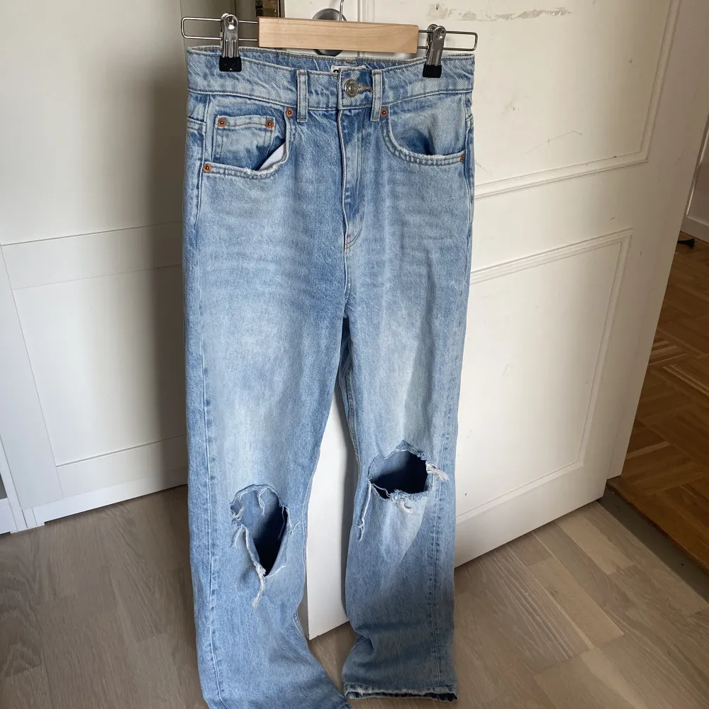 Detta är ett par blåajeans från Gina Tricot, deras 90s highwaist. . Jeans & Byxor.