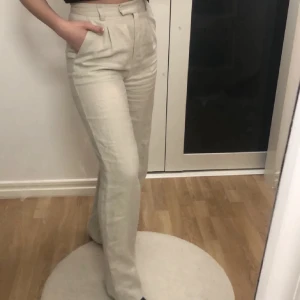 Linnebyxor NAKD - Jättesnygga linnebyxor som är långa i benen på mig som är 172! Köpta för 599 och endast använd 2 gånger! 🤍 köpt från NAKD