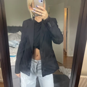 Blazer  - En jätte fin blazer från h&m i storlek 36, säljer då den är för liten för mig😊