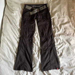 Edc By Esprit Byxor - Bruna lågmidjade cargobyxor med tillkommande skärp från Edc By Esprit. Tidigare köpt här på plick och är helt oanvända av mig och tidigare ägare. Prislapp sitter kvar. Supersnygga men för små för mig. Bara att skriva vid frågor! Köpare står för frakt