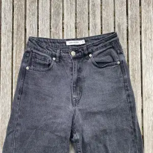 Rensar garderoben! Jättefina jeans från Carin Wester. Väl använda men jättebra kvalitet! Normala i storleken, vida ben. 