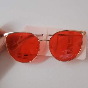 Röda solglasögon från Missguided. Oanvända. Nypris 199 kr, kan gå ned i pris vid snabb affär! Skickas eller hämtas i centrala Göteborg.