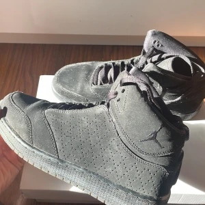 Retro jordans all black mocka  - Svarta jordans med med en tvåa och trea där bak. Går inte att köpa någonstans längre. Använda ungefär 2 gånger. Säljer pga att det inte är min stil. 