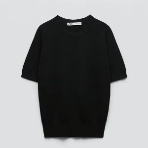 Svart stickad ZARA topp - Jättefin svart stickad tshirt ifrån zara, använd ca 2 gånger