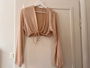 Croppad tränings pullover - Croppat träning/(vardags) kofta aldrig använd. Skimrig stretchigt tyg. 